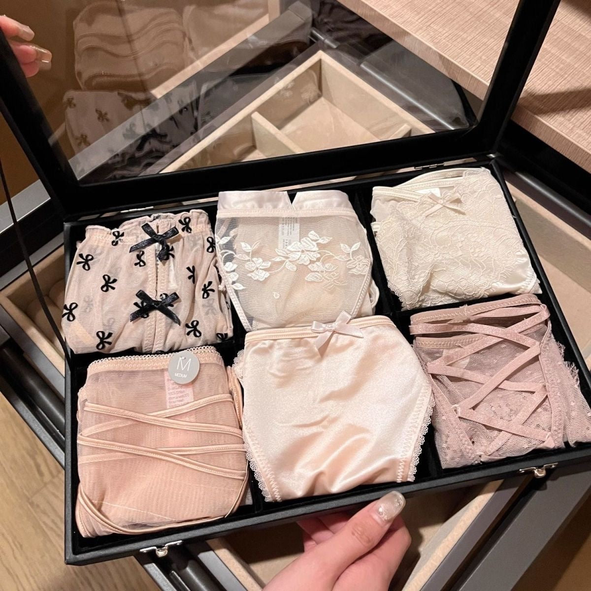 Hochwertige, leichte, luxuriöse schwarze Spitze, sexy und verführerische Unterwäsche, Dreieckshosen aus reiner Baumwolle, Schlitzhosen (einschließlich 8 Paar)