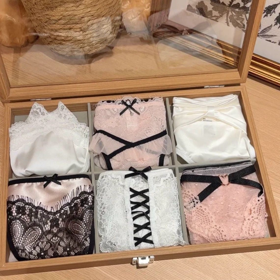 Hochwertige, leichte, luxuriöse schwarze Spitze, sexy und verführerische Unterwäsche, Dreieckshosen aus reiner Baumwolle, Schlitzhosen (einschließlich 8 Paar)